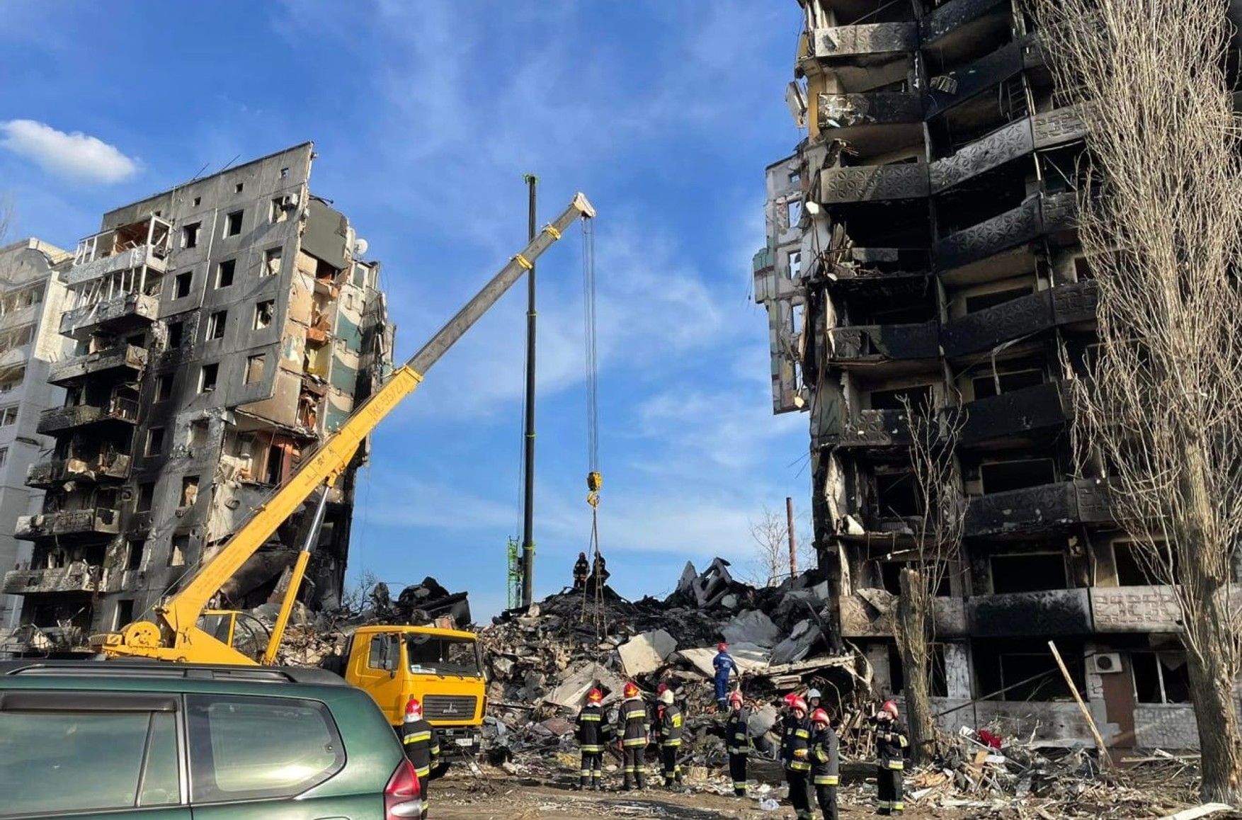 В Бородянке под Киевом из-под завалов разбомбленных многоэтажек достали 26 тел