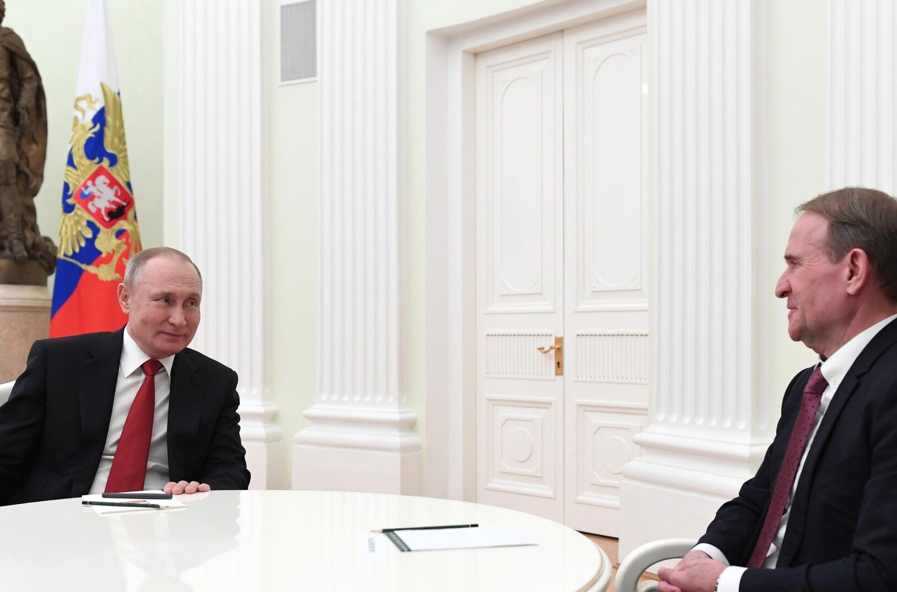 СБУ показала видеообращение кума Путина Медведчука. Он просит обменять его на украинских военных и жителей Мариуполя