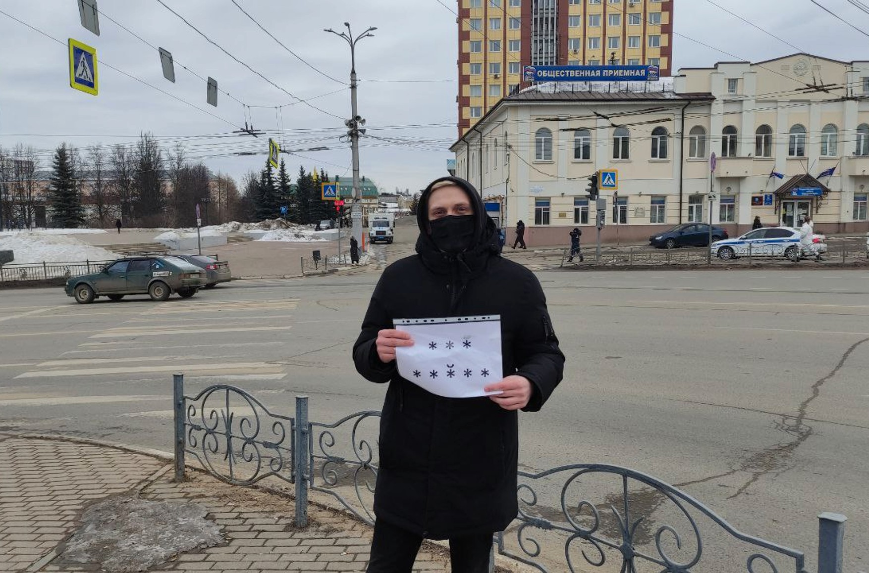 В Иваново признали законным задержание за плакат «*** *****». По мнению суда, звездочки символизируют Рабоче-крестьянскую Красную армию