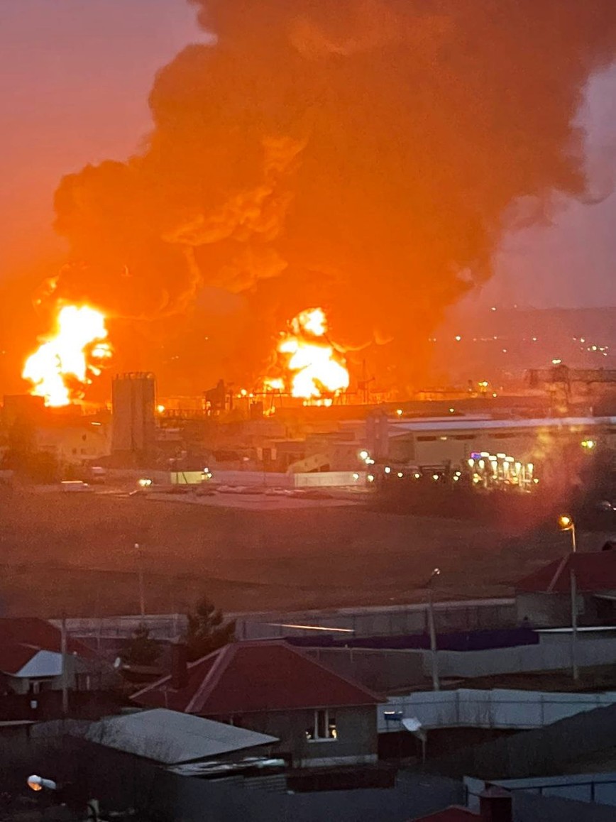 На нефтебазе в Белгороде начался пожар. Губернатор региона утверждает, что возгорание произошло из-за авиаудара ВС Украины