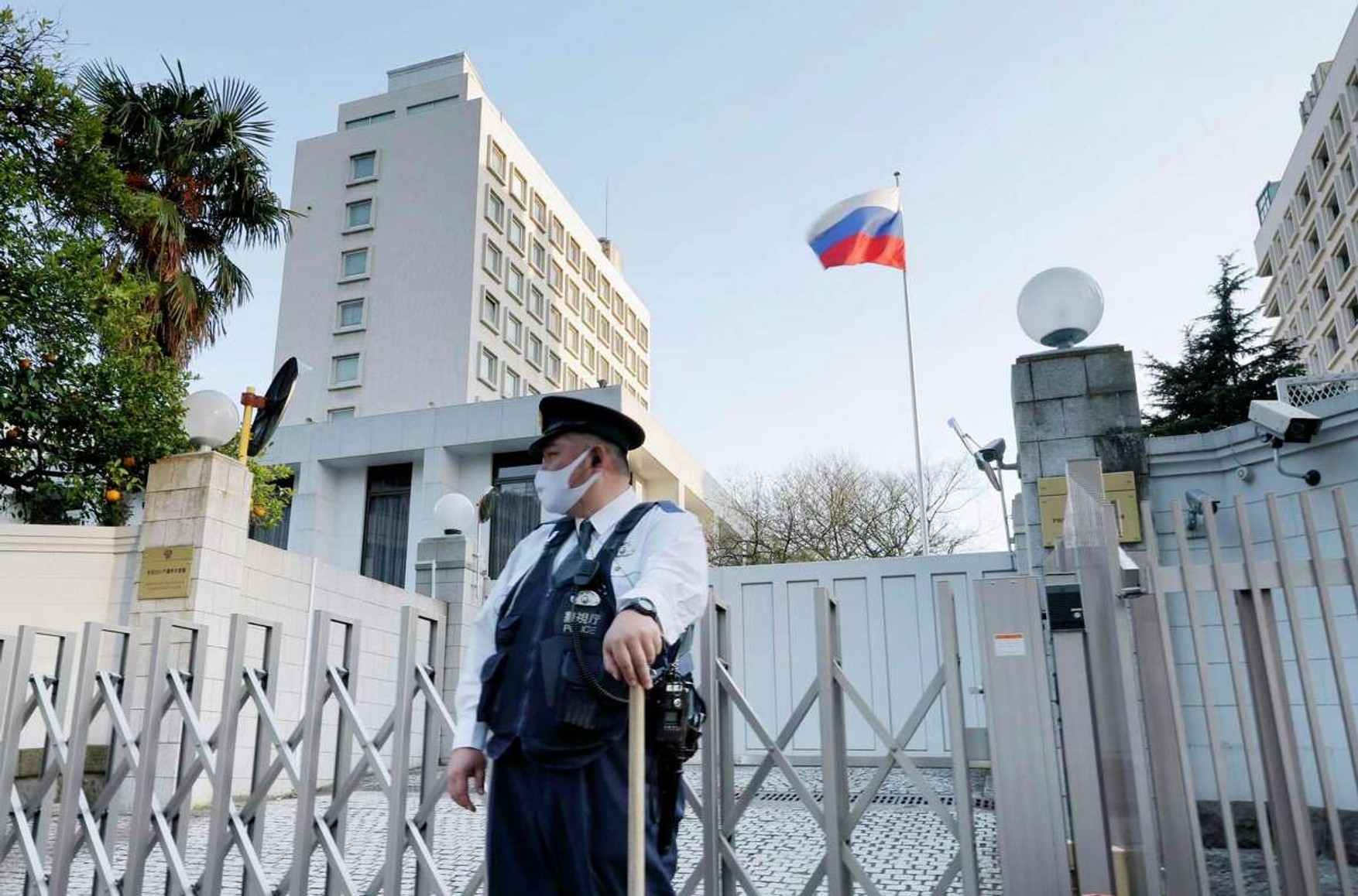 Япония высылает восемь российских дипломатов