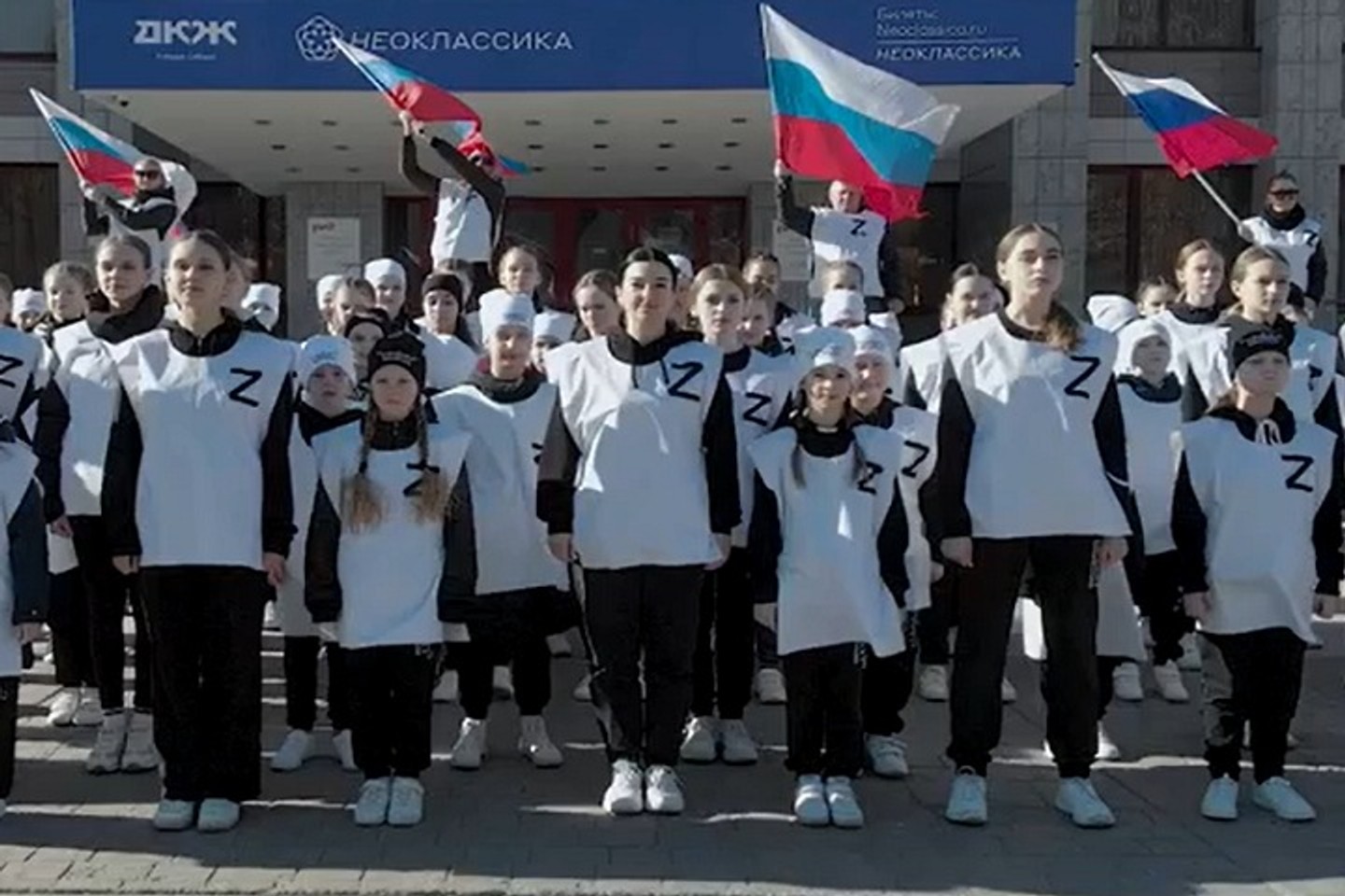 В Новосибирске детей, приглашенных на съемки клипа «про Россию», построили буквой Z