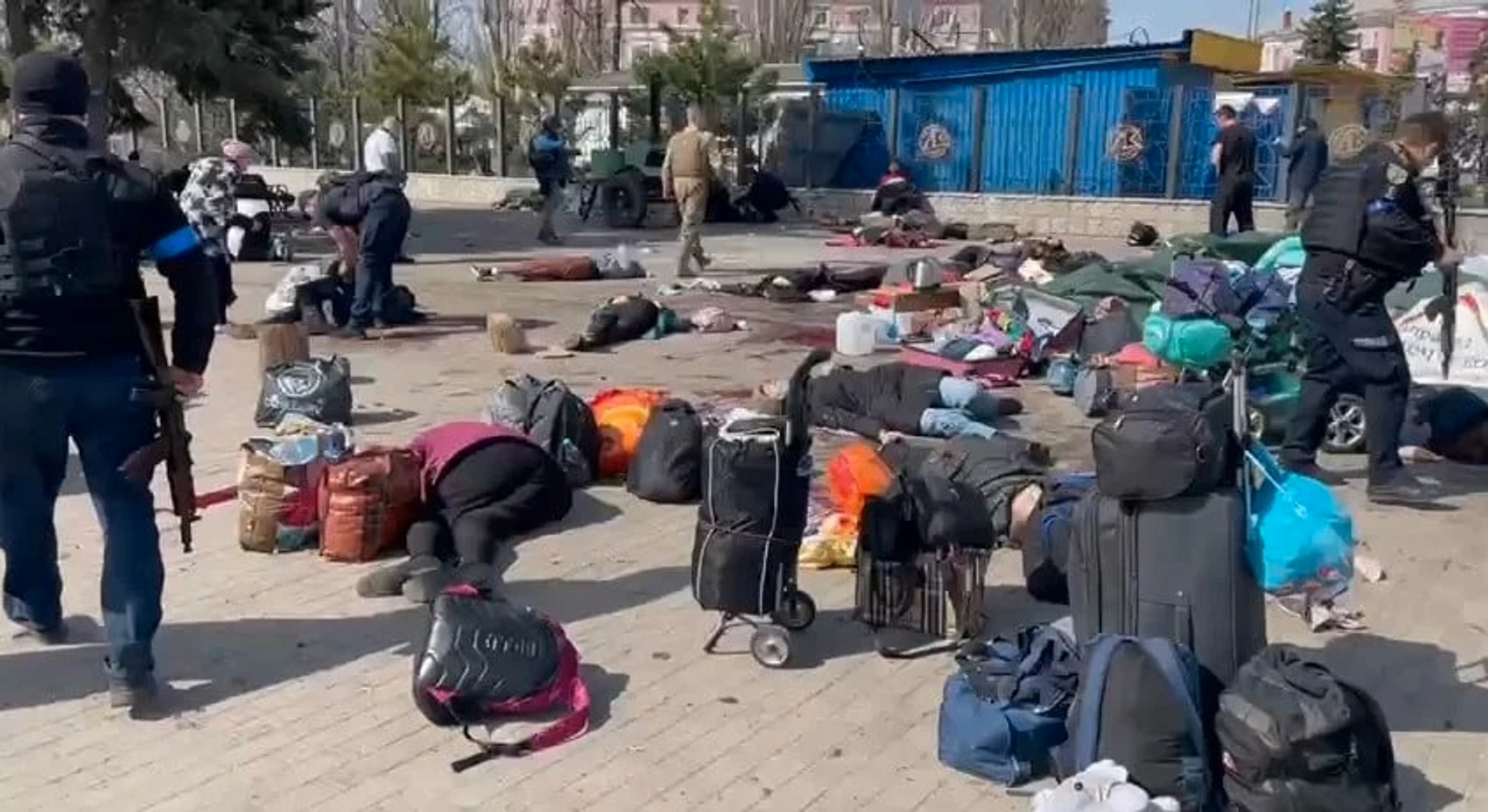 Российская армия ударила ракетами по вокзалу Краматорска, откуда эвакуировались мирные жители. Погибли более 30 человек, более 100 ранены 