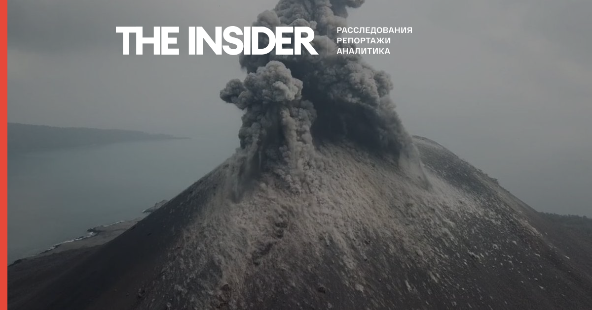 В Индонезии начал извергаться вулкан Анак-Кракатау. В 2018 году его извержение привело к цунами и гибели более 400 человек 