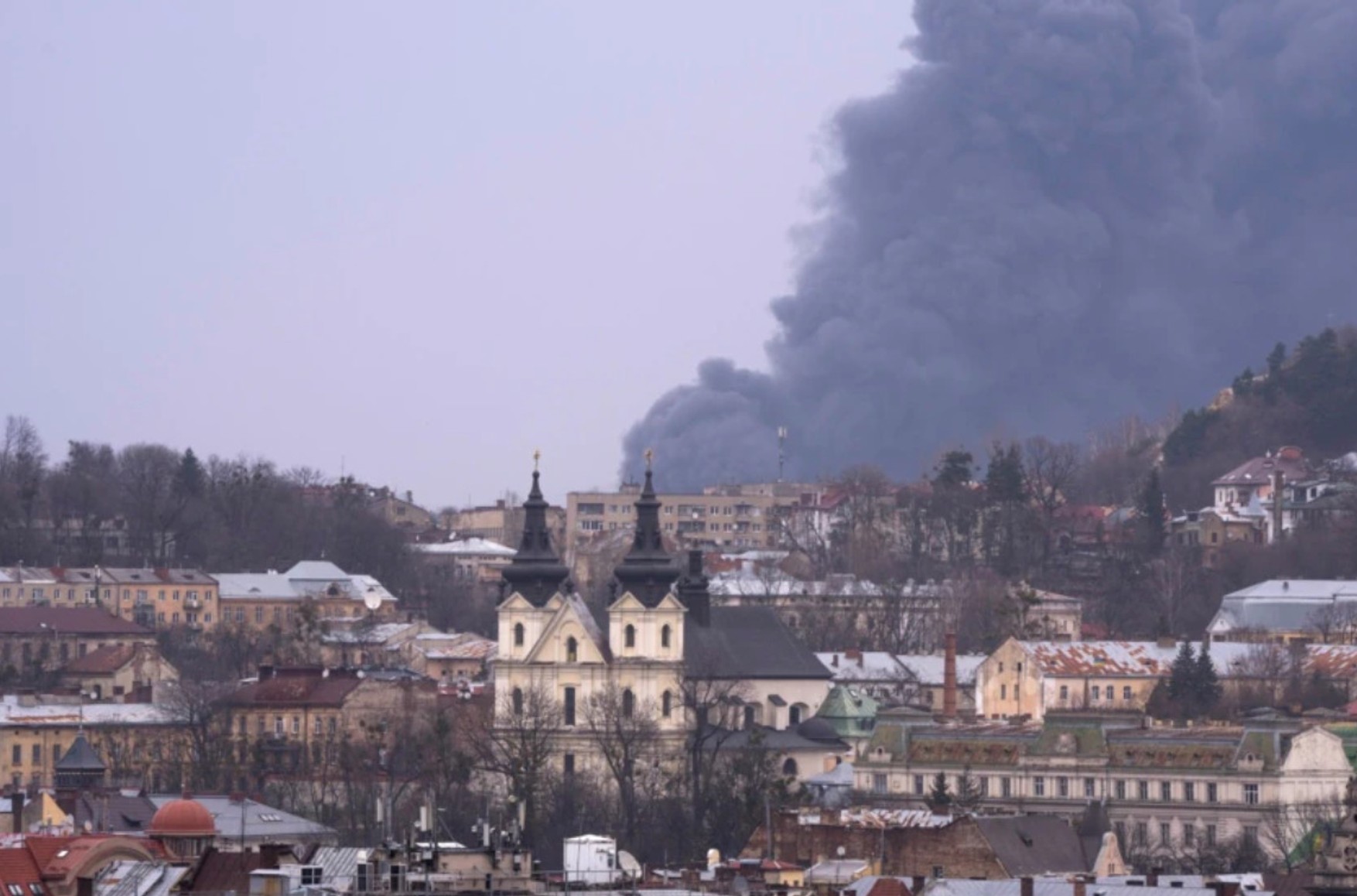 Власти Львова сообщили о ракетных ударах по городу