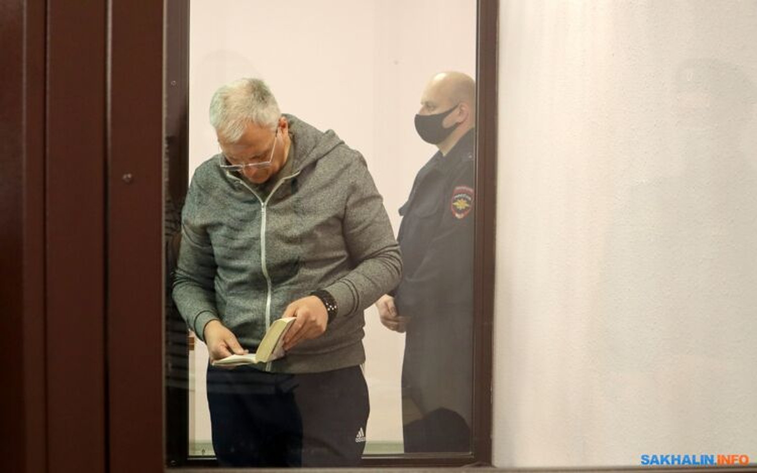 Экс-губернатора Сахалина приговорили к 15 годам колонии строгого режима за взятки