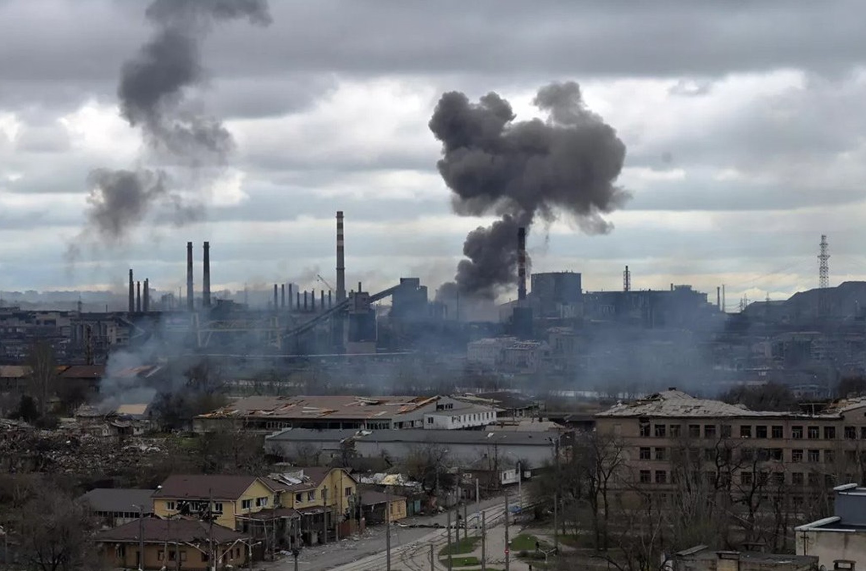 Советник мэра Мариуполя: Бомбардировки «Азовстали» продолжаются, несмотря на отмененное Путиным наступление 