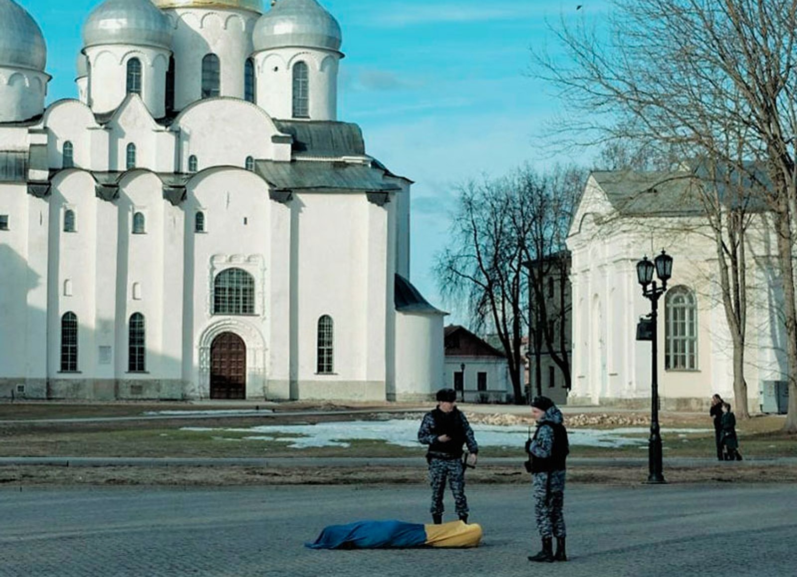 Суд в Новгороде арестовал мужчину, который лег рядом с Кремлем, завернувшись в украинский флаг 