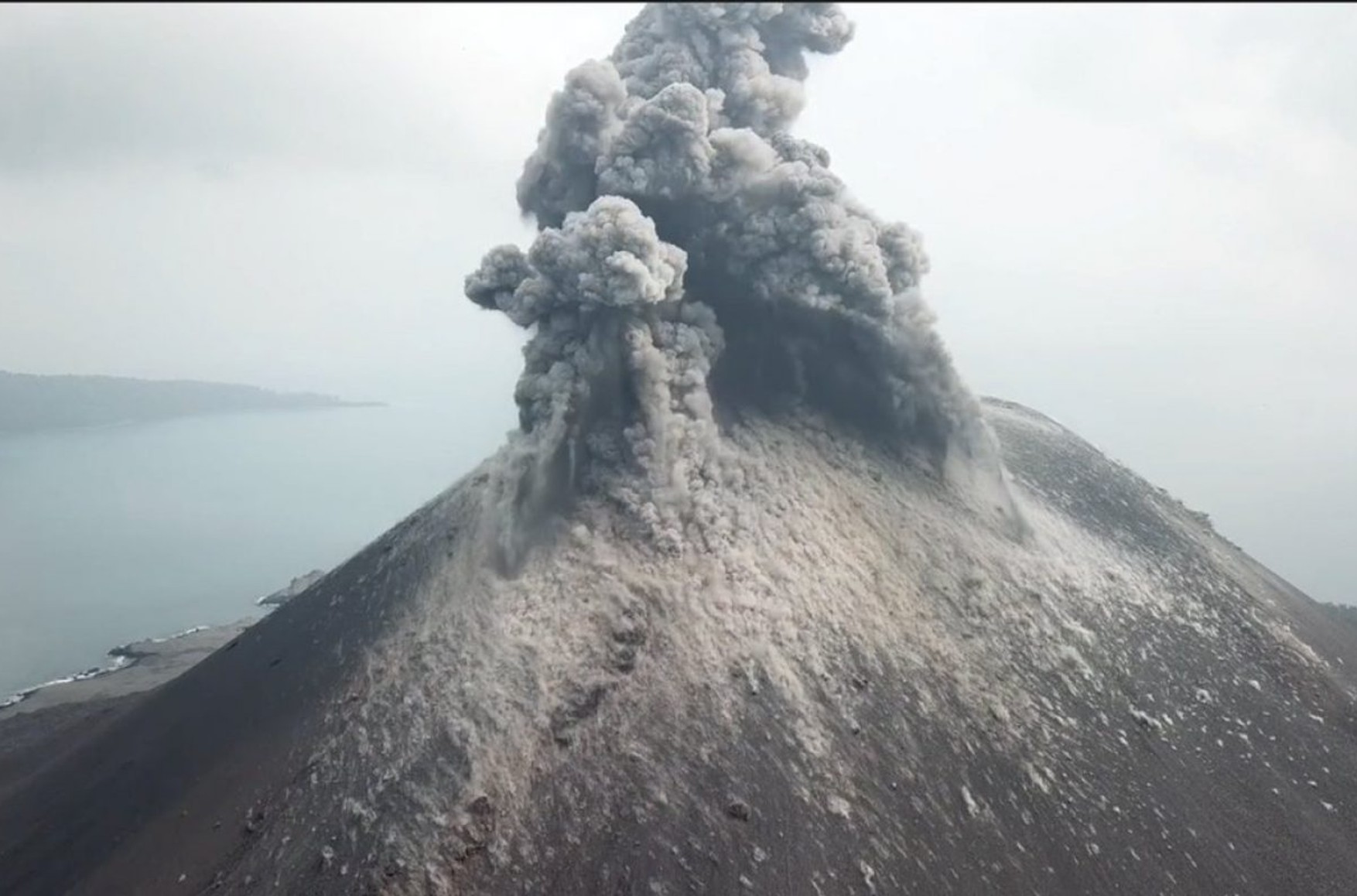 В Индонезии начал извергаться вулкан Анак-Кракатау. В 2018 году его извержение привело к цунами и гибели более 400 человек 