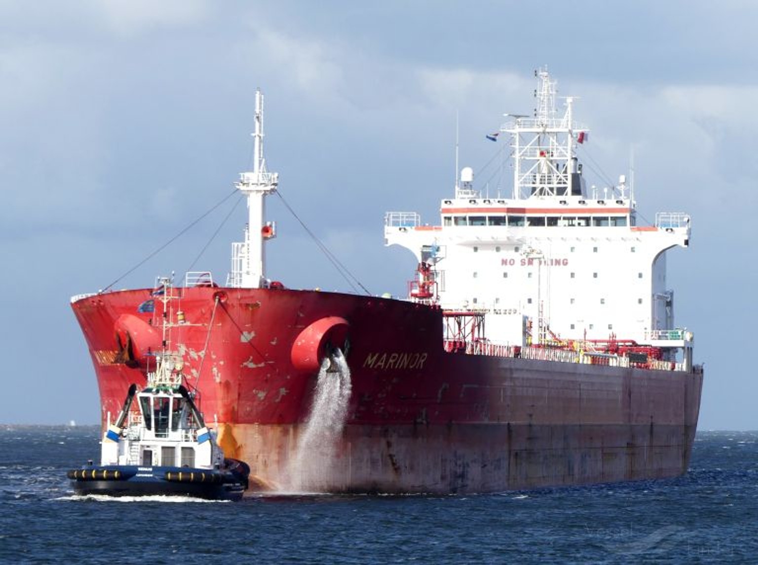 Шведские и нидерландские докеры отказались разгружать танкер с российской нефтью
