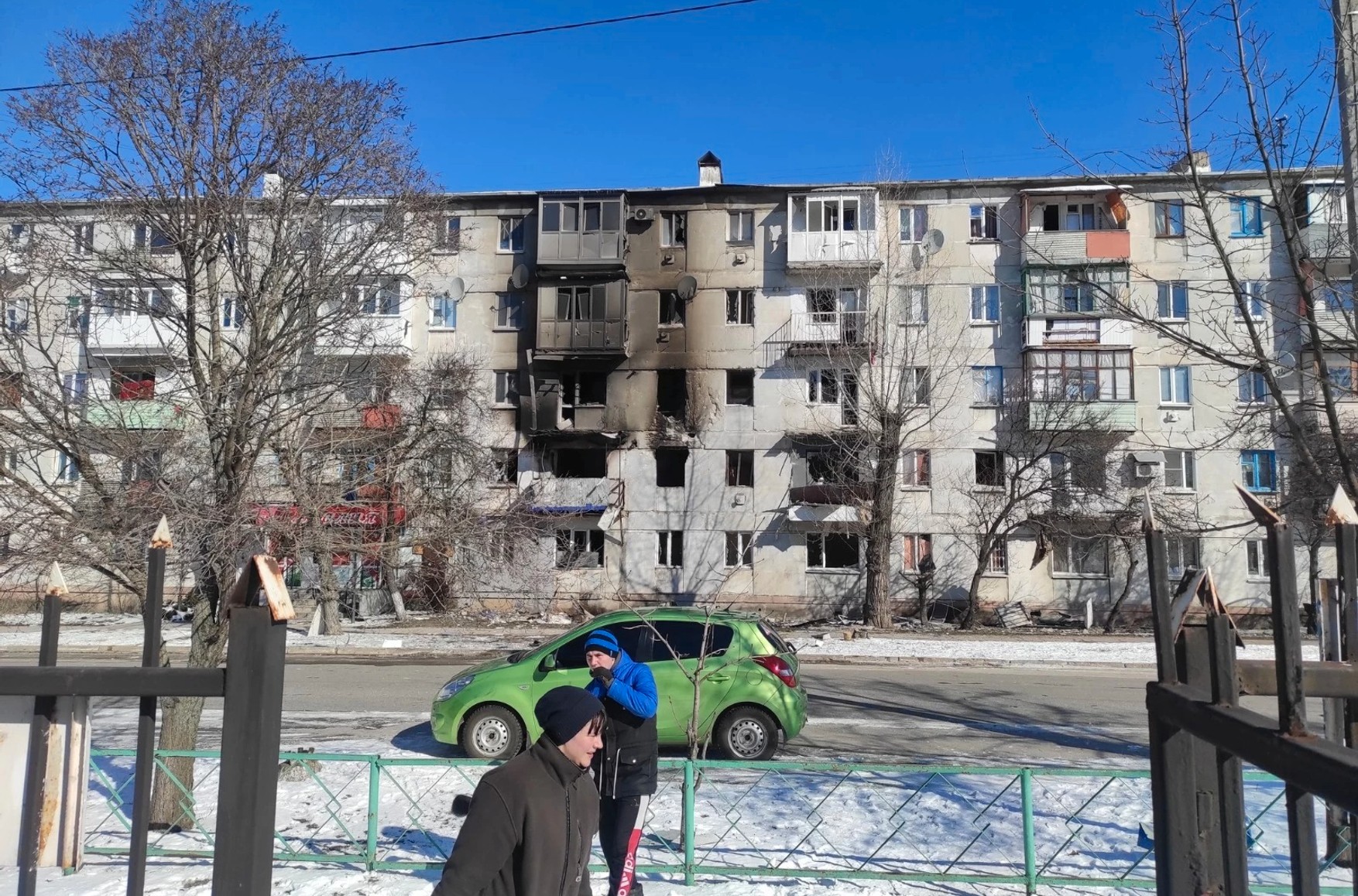 Насильно вывезенные в Луганск украинцы устроили митинг с требованием вернуть их домой