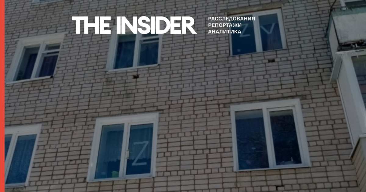 Женщина сорвала буквы Z, приклеенные на окна детского сада, куда ходит ее ребенок. Ее оштрафовали на 48 тысяч рублей