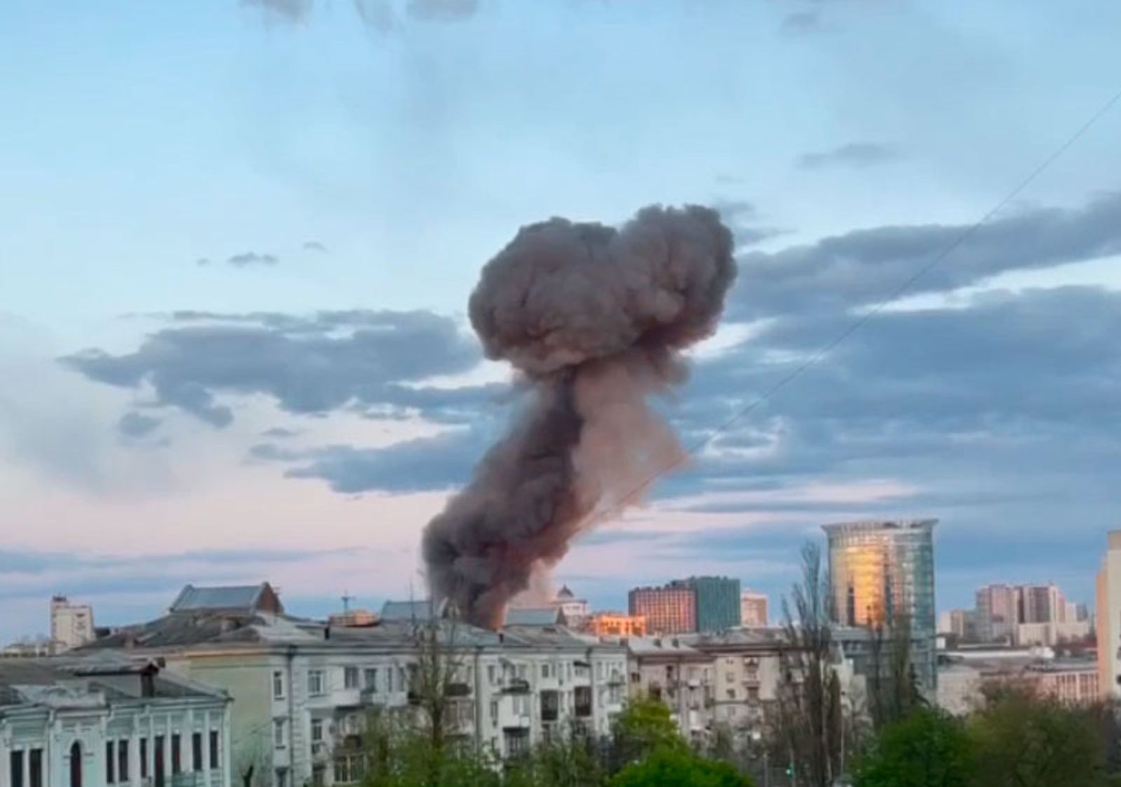 Ракетные удары по Киеву, разлагающиеся тела в Мариуполе, арест вилл Шамалова и Дерипаски. Главное за день