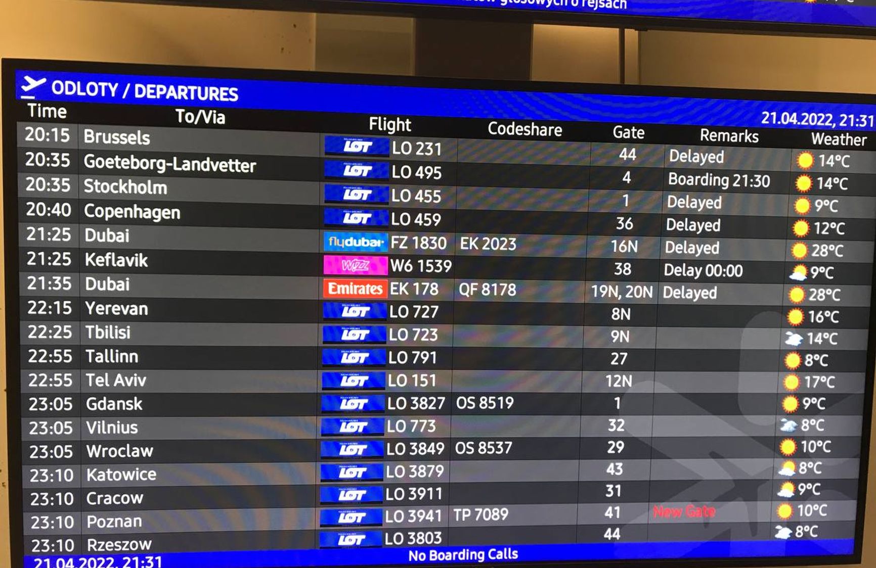 Аэропорт в Варшаве не принимает рейсы из-за сообщения о бомбе на одном из рейсов. Вход и выход в аэропорт перекрыты