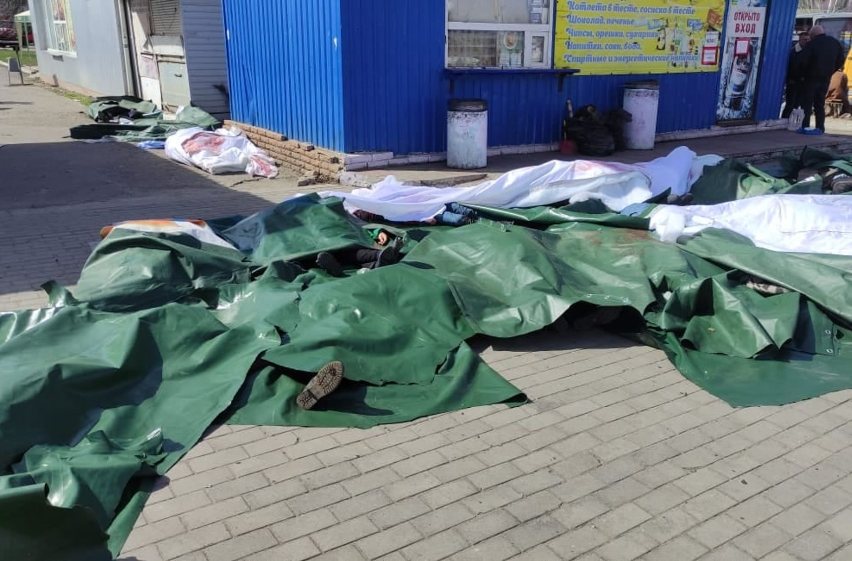 Российская армия ударила ракетами по вокзалу Краматорска, откуда эвакуировались мирные жители. Погибли более 30 человек, более 100 ранены 