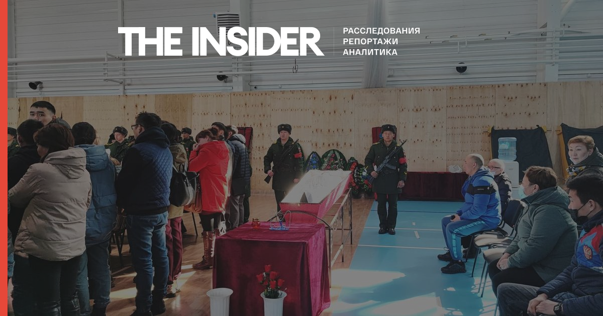В Улан-Удэ с погибшими в Украине военными прощаются в спорткомплексе. В зале стоит трупный запах, дети тренируются рядом с гробами
