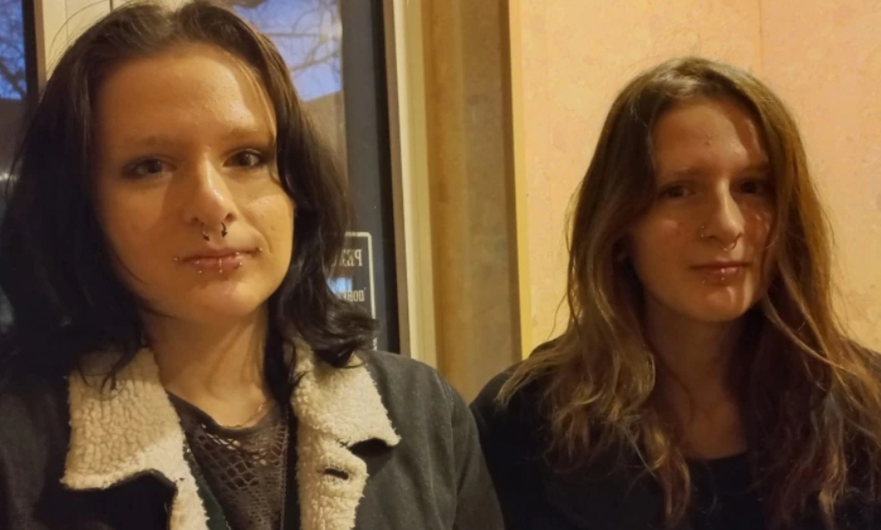 В Пскове суд назначил дочерям военного по 20 часов обязательных работ за пикет против войны в Украине