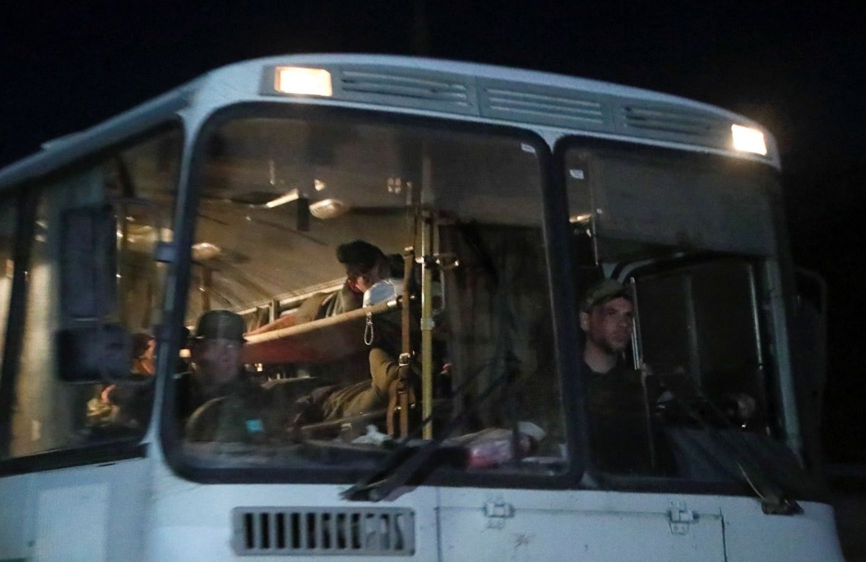 Защитники «Азовстали» сдались в плен, их везут на подконтрольные РФ территории. ВСУ заявляет, что их вернут через процедуру обмена пленными