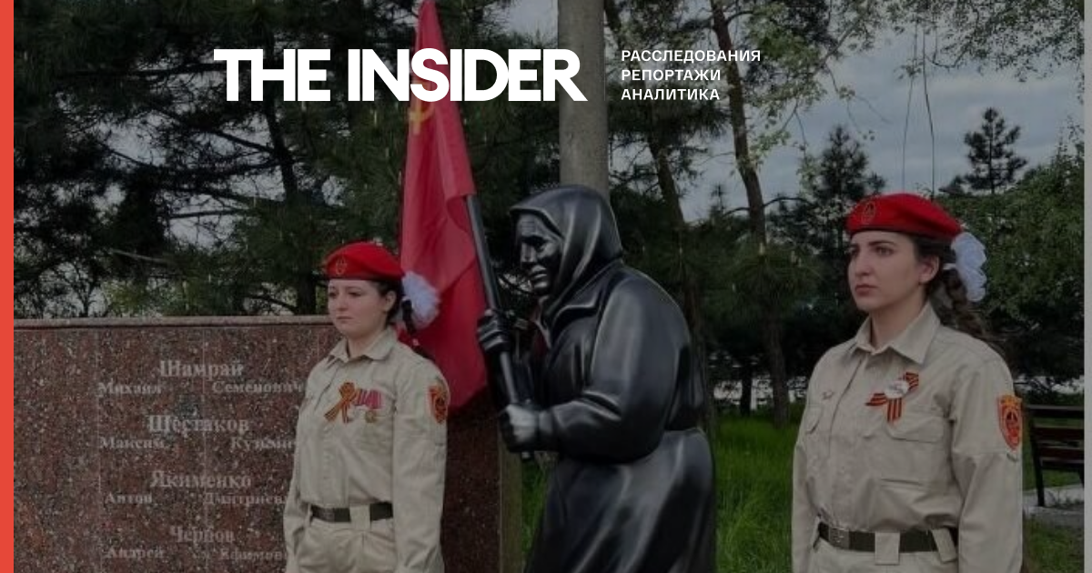 «Россия пошла на нас злом таким, паршиво». Украинские журналисты нашли бабушку с красным флагом, которую использует российская пропаганда
