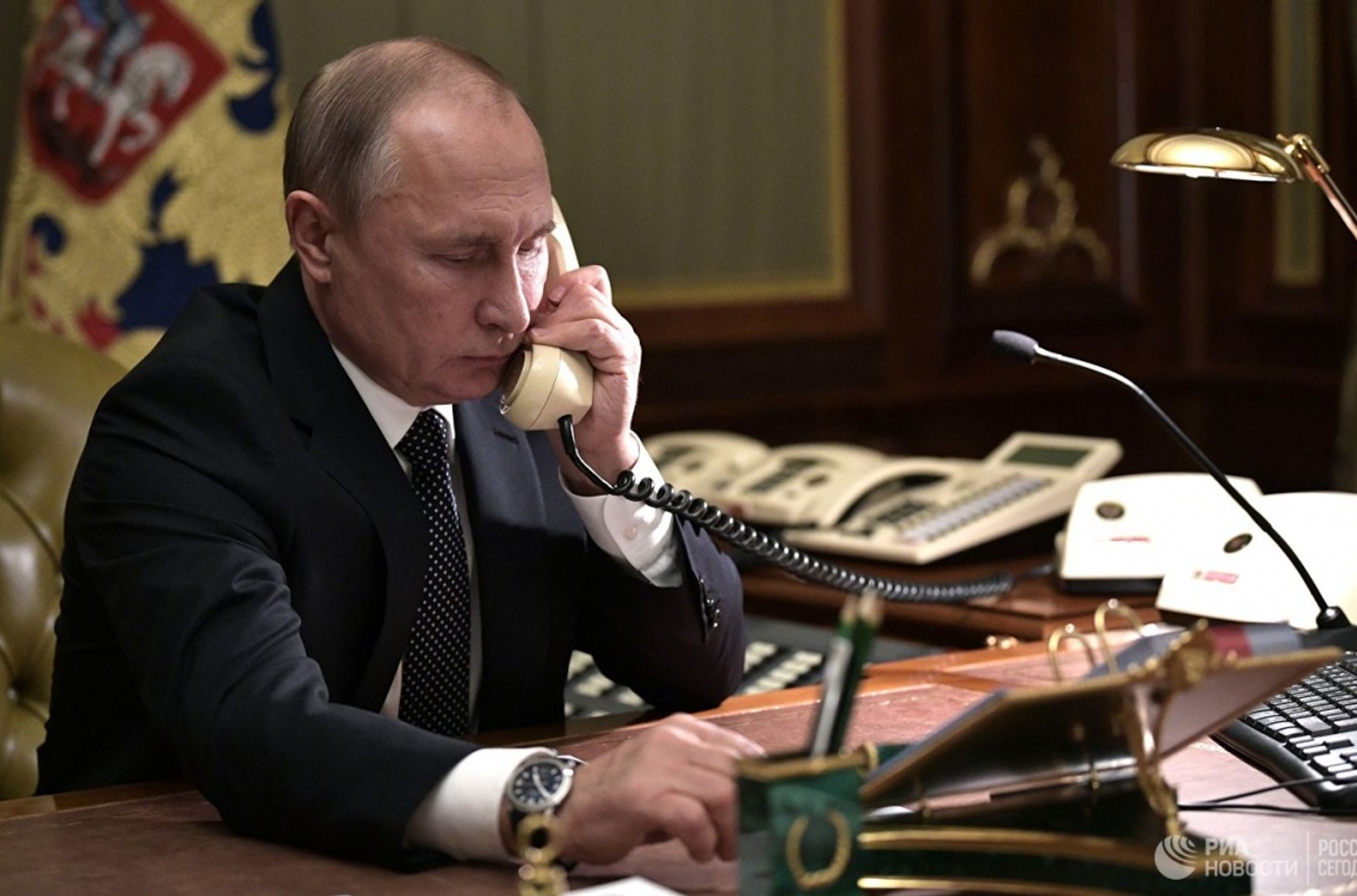 Путин впервые с 12 мая поговорил с Шольцем и Макроном. Он вновь предложил экспорт сельхозпродукции в обмен на снятие санкций