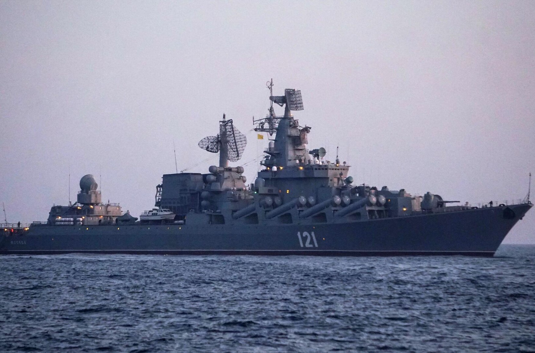 Российские военные забрали с крейсера «Москва» тела погибших и секретные документы — Главное управление разведки Минобороны Украины