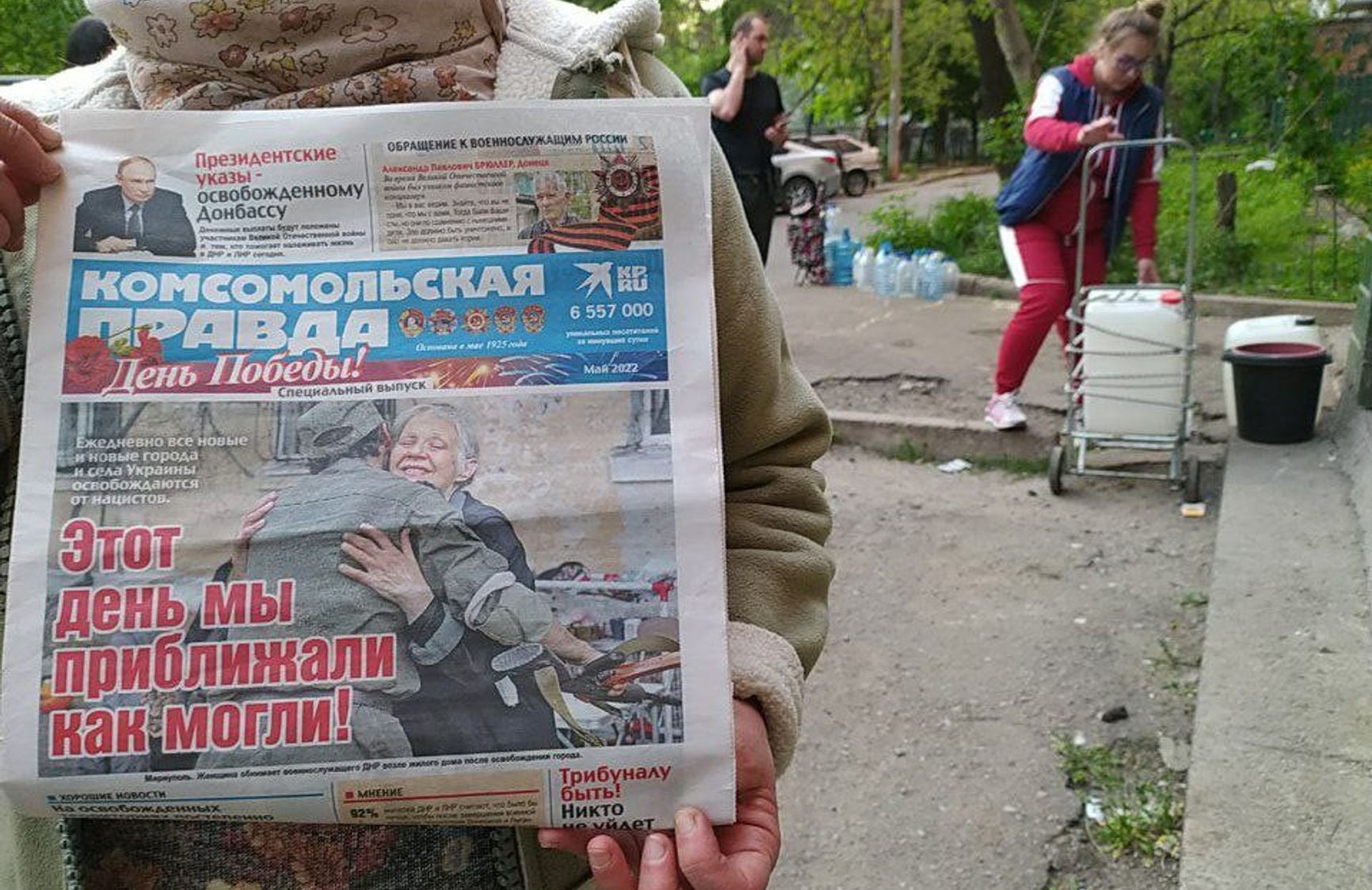 Несвежая газета, восхищенные пленом украинцы в сводках МО, «телевизоры» на колесах. Как РФ ведет пропаганду на оккупированных территориях