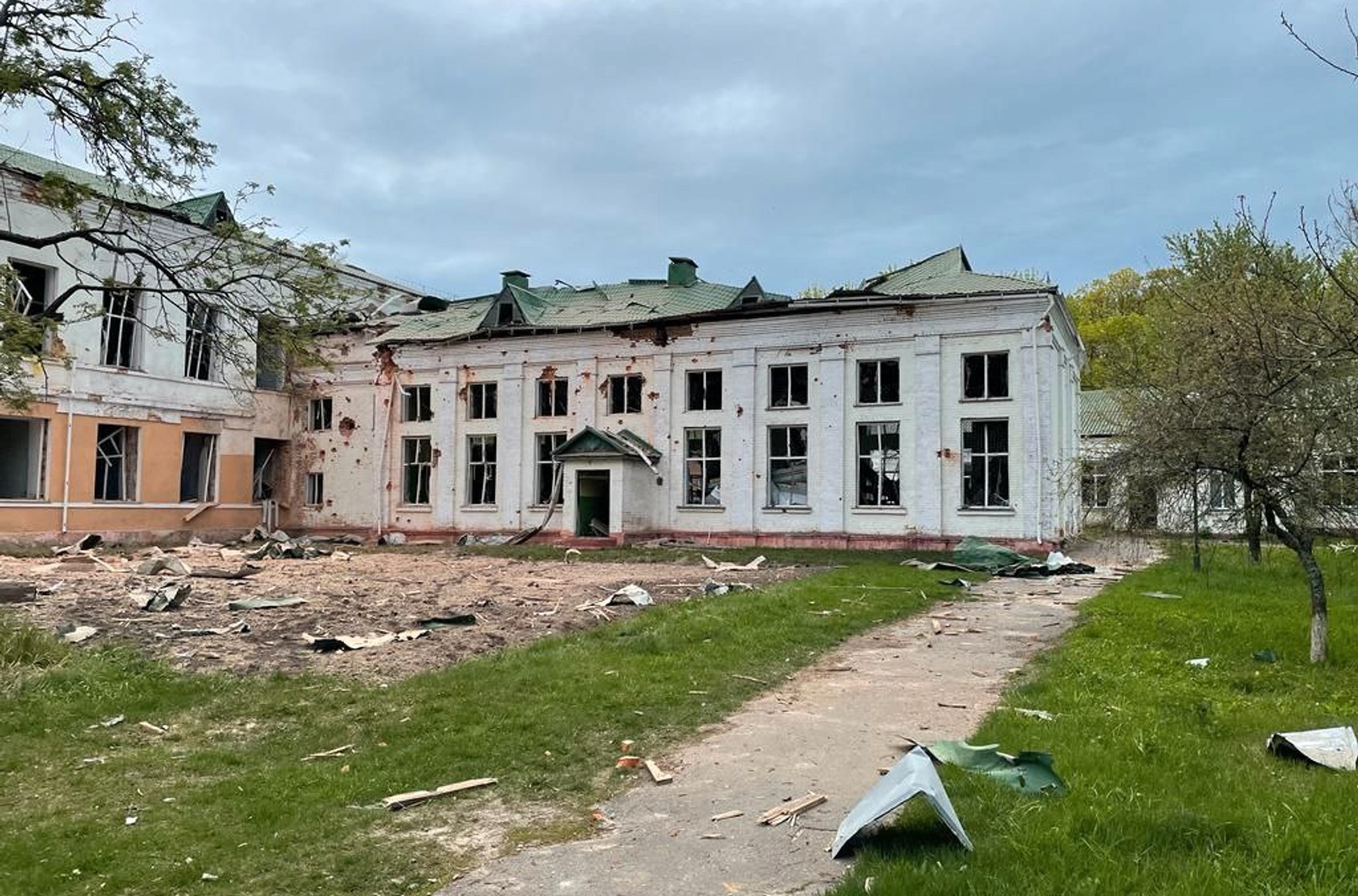 В украинском поселке Десна, по которому Россия нанесла авиаудар 17 мая, под завалами нашли 87 тел — Владимир Зеленский