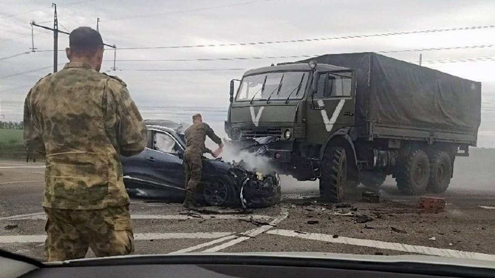 В Белгородской области военный «КамАЗ» столкнулся с легковым автомобилем. Погибли водитель и 15-летняя пассажирка