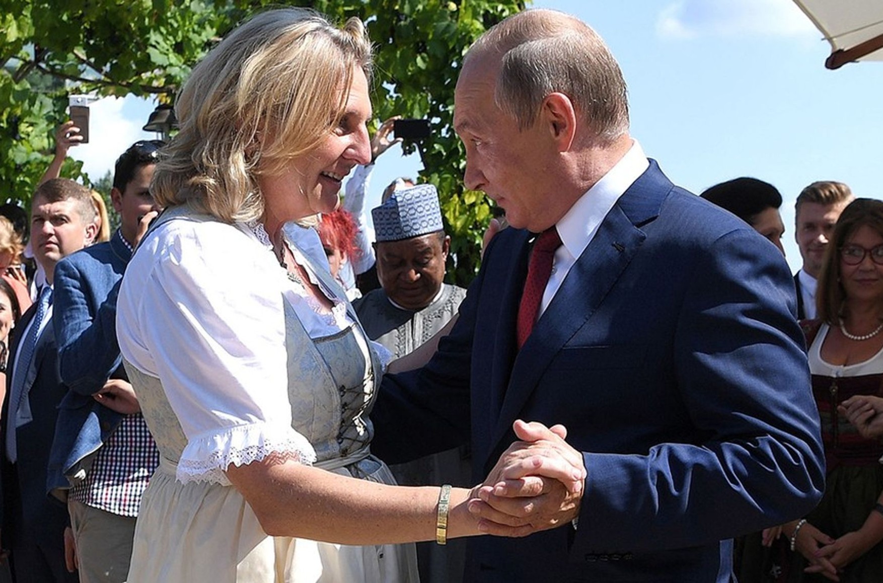 Экс-глава МИД Австрии Карин Кнайсль, танцевавшая с Путиным на своей свадьбе, покинула совет директоров «Роснефти» вслед за Шрёдером