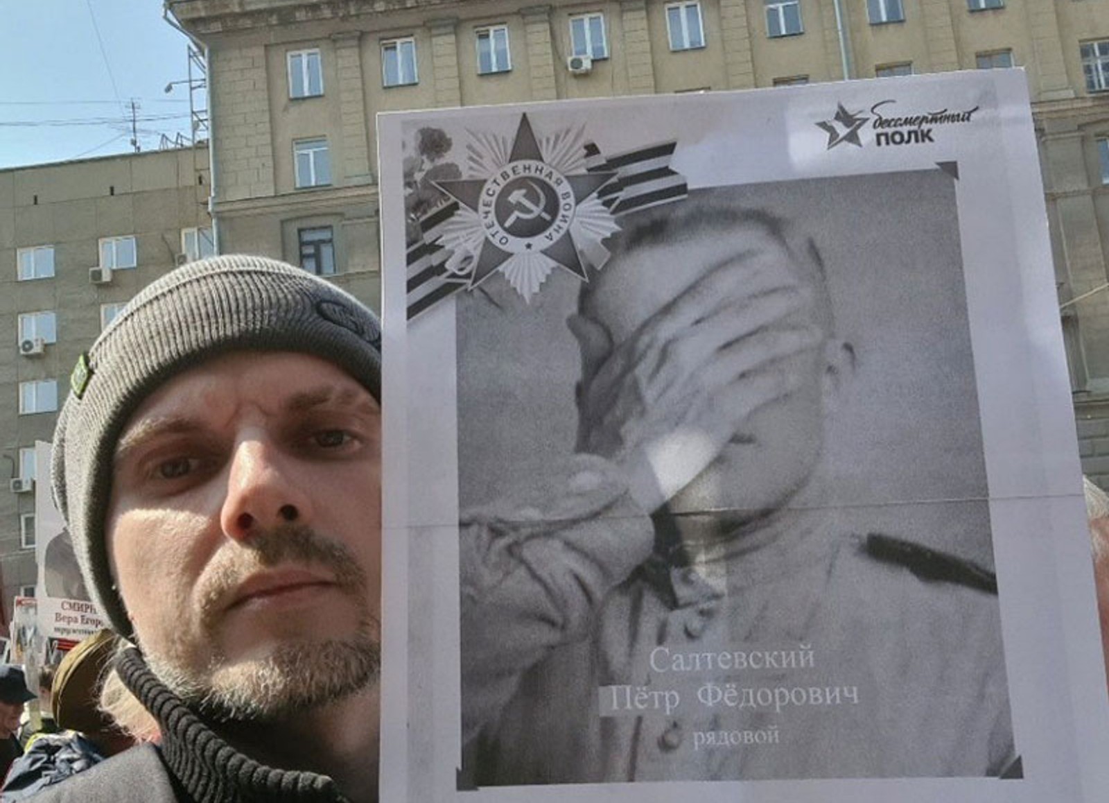 Задержания на акциях 9 мая, салюты в оккупированных городах, удары по Одессе, Бонни и Клайд среди снимков фронтовиков. Главное за день