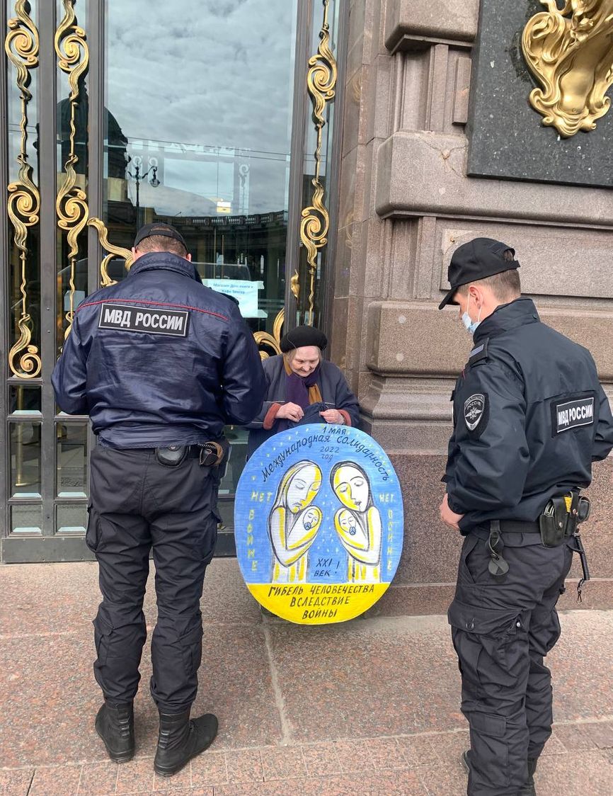 В Петербурге задержали журналистов «Новой газеты». Они сопровождали 77-летнюю активистку