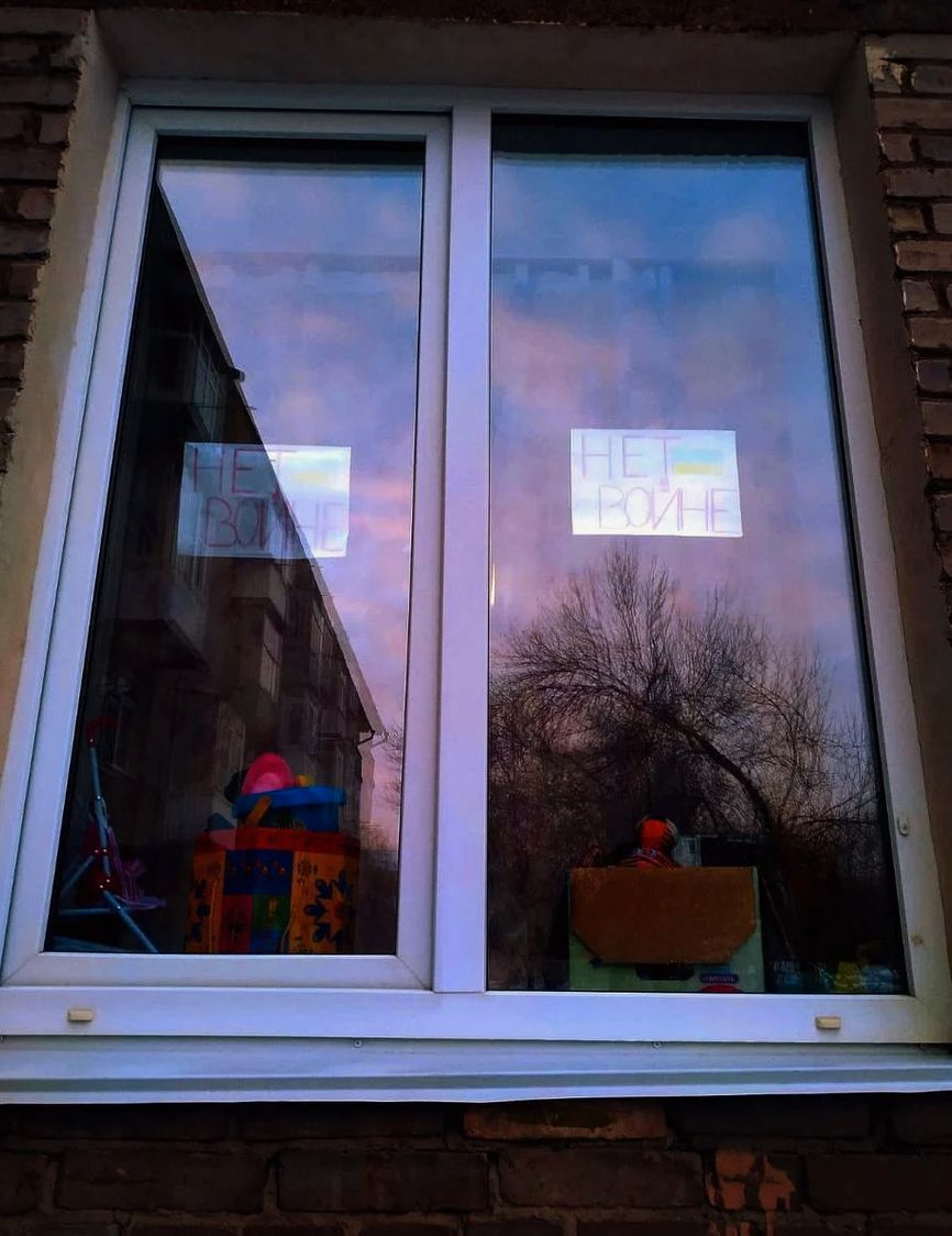 В Уфе мать-одиночку оштрафовали на 15 тысяч рублей за антивоенные рисунки на окне. Донос на нее написала соседка
