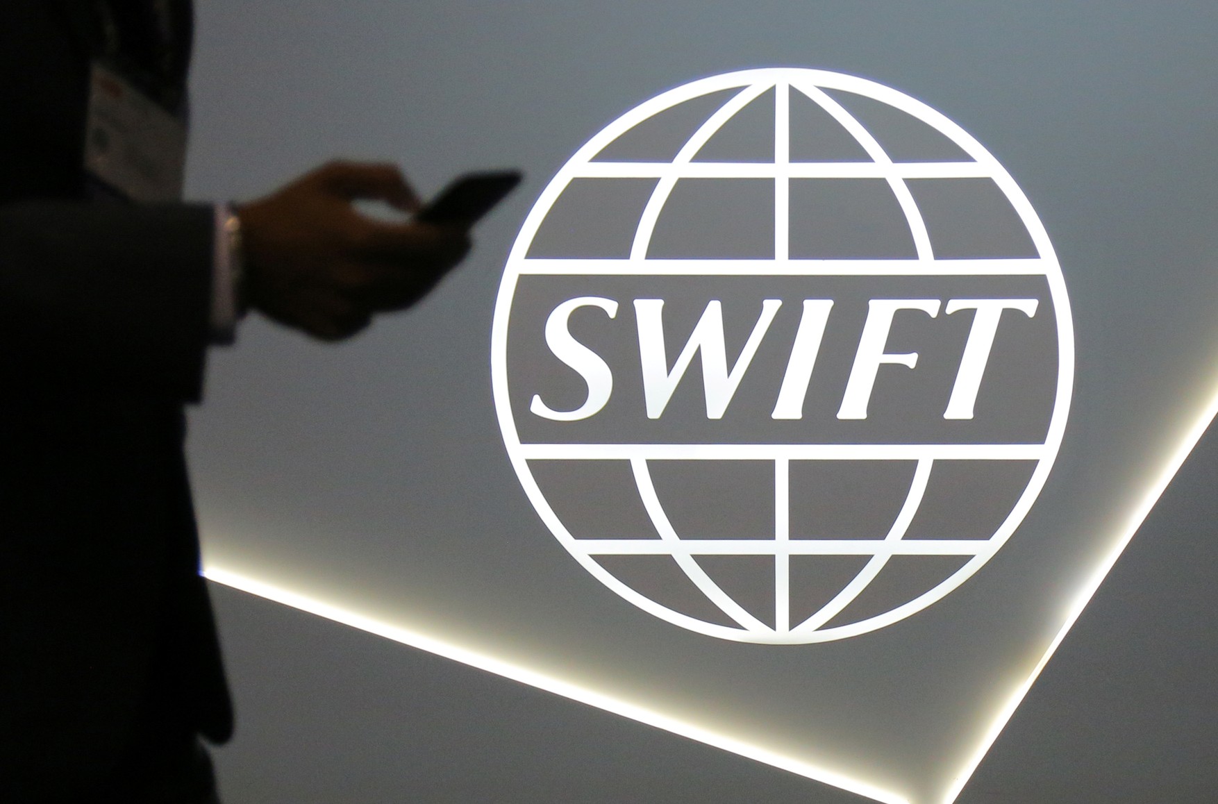 Евросоюз планирует отключить от SWIFT новые российские банки