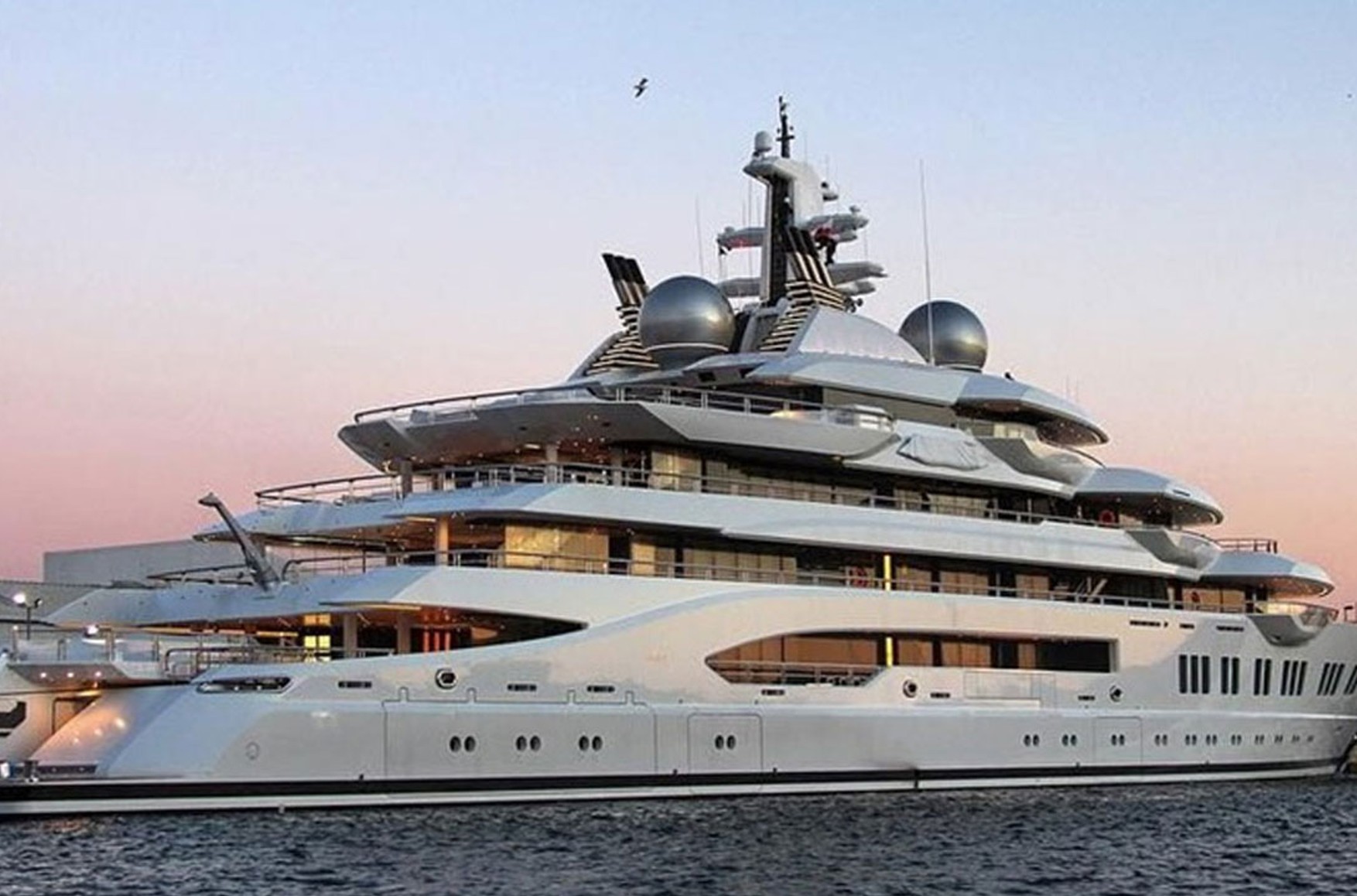 Суд Фиджи разрешил по запросу США конфисковать яхту, связанную с миллиардером Керимовым 