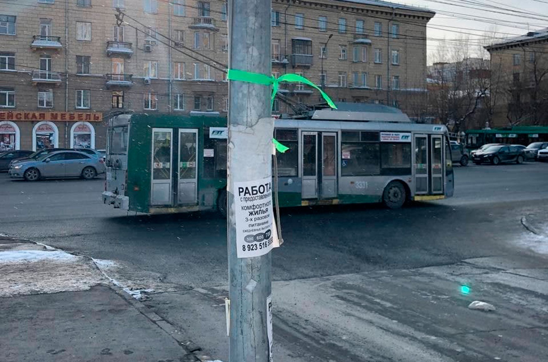 На петербурженку, повязавшую зеленую ленту на столб, завели дело о мелком хулиганстве и составили протокол о «дискредитации армии»