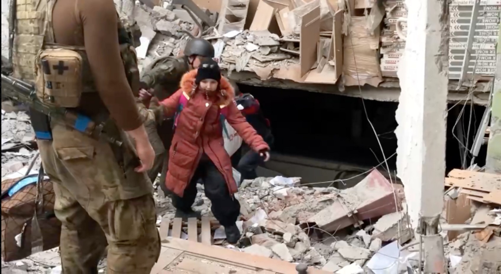 Украинский спецполк «Азов» показал видео эвакуации людей из-под завалов завода «Азовсталь»