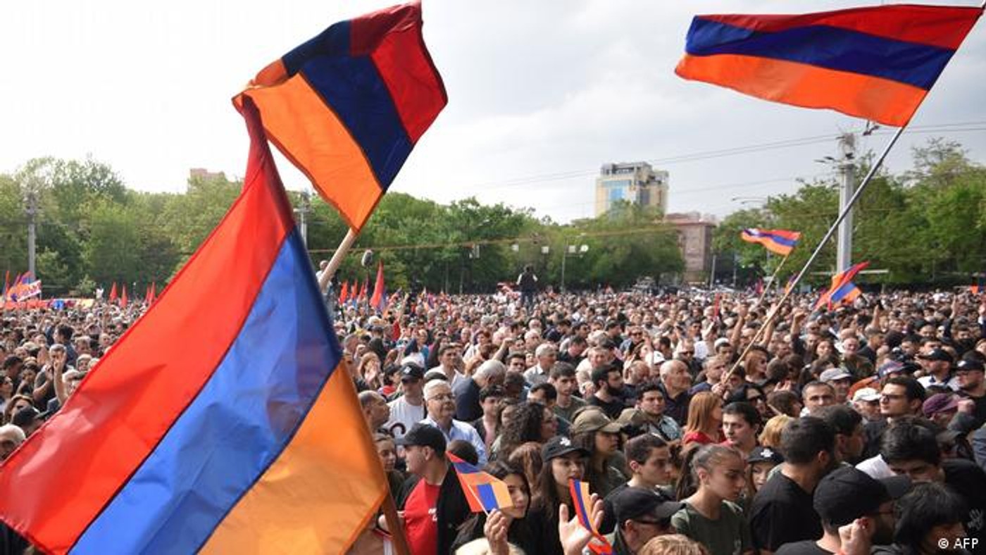В Ереване задержали 111 человек во время митинга за отставку Пашиняна. Трое полицейских доставлены в больницу