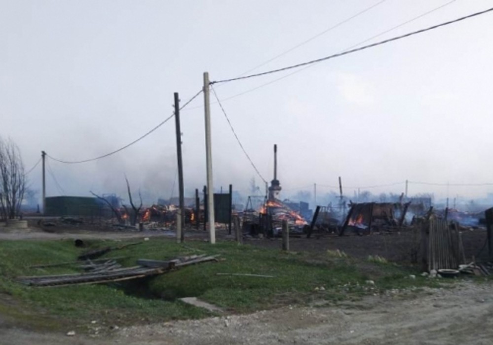 В Омской области пожары уничтожают жилые дома. Губернатор дал поручение ввести в регионе режим ЧС