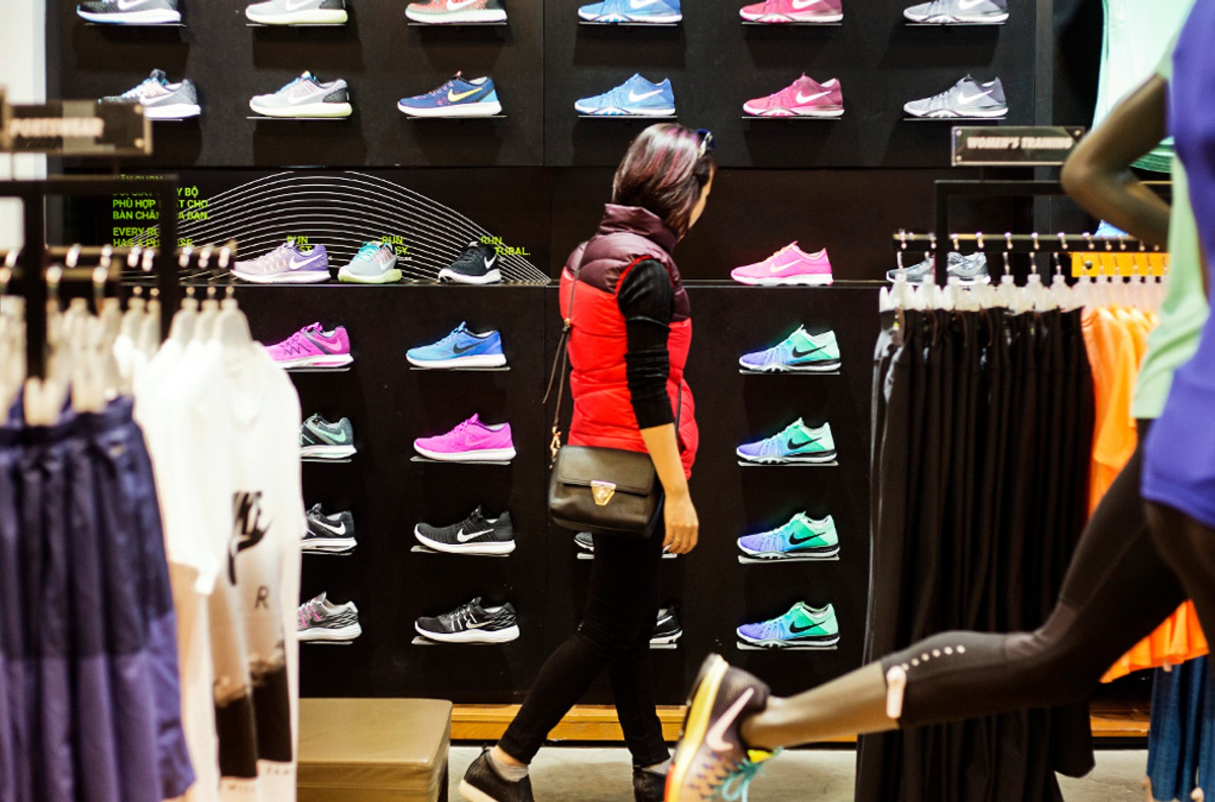 Nike закроет все магазины в России, когда закончатся товарные запасы. Сейчас поставки приостановлены, а товар уже в дефиците — «Ведомости»