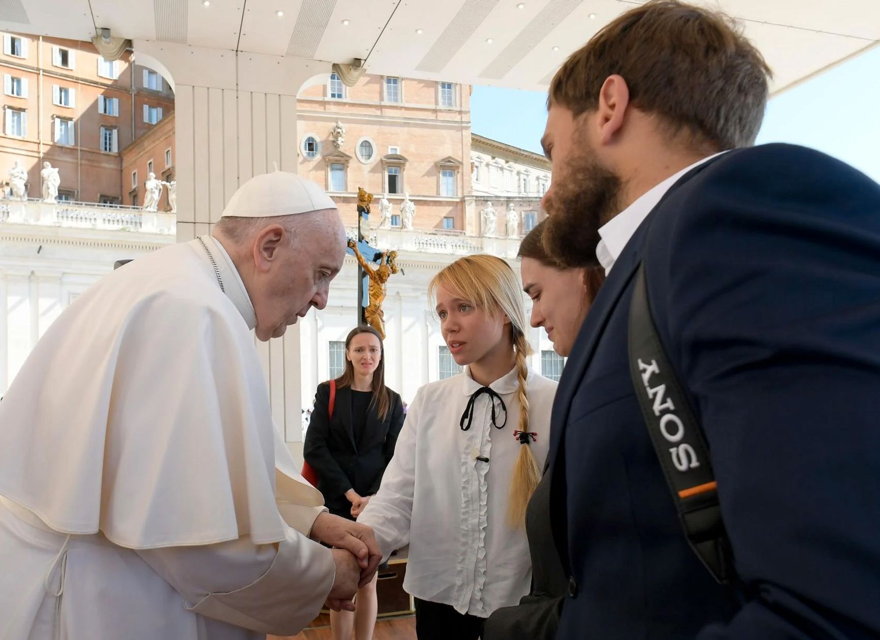 «Вы наша последняя надежда», — папа римский встретился в Ватикане с украинками, мужья которых находятся на «Азовстали»