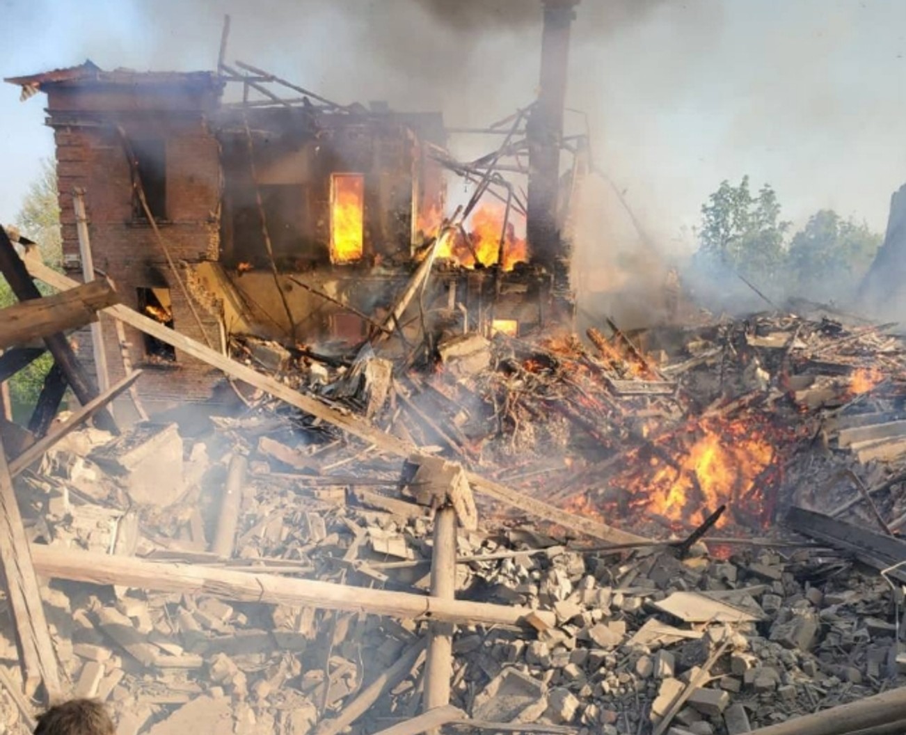 Власти Луганской области: авиация РФ сбросила бомбу на школу, в которой прятались 90 человек