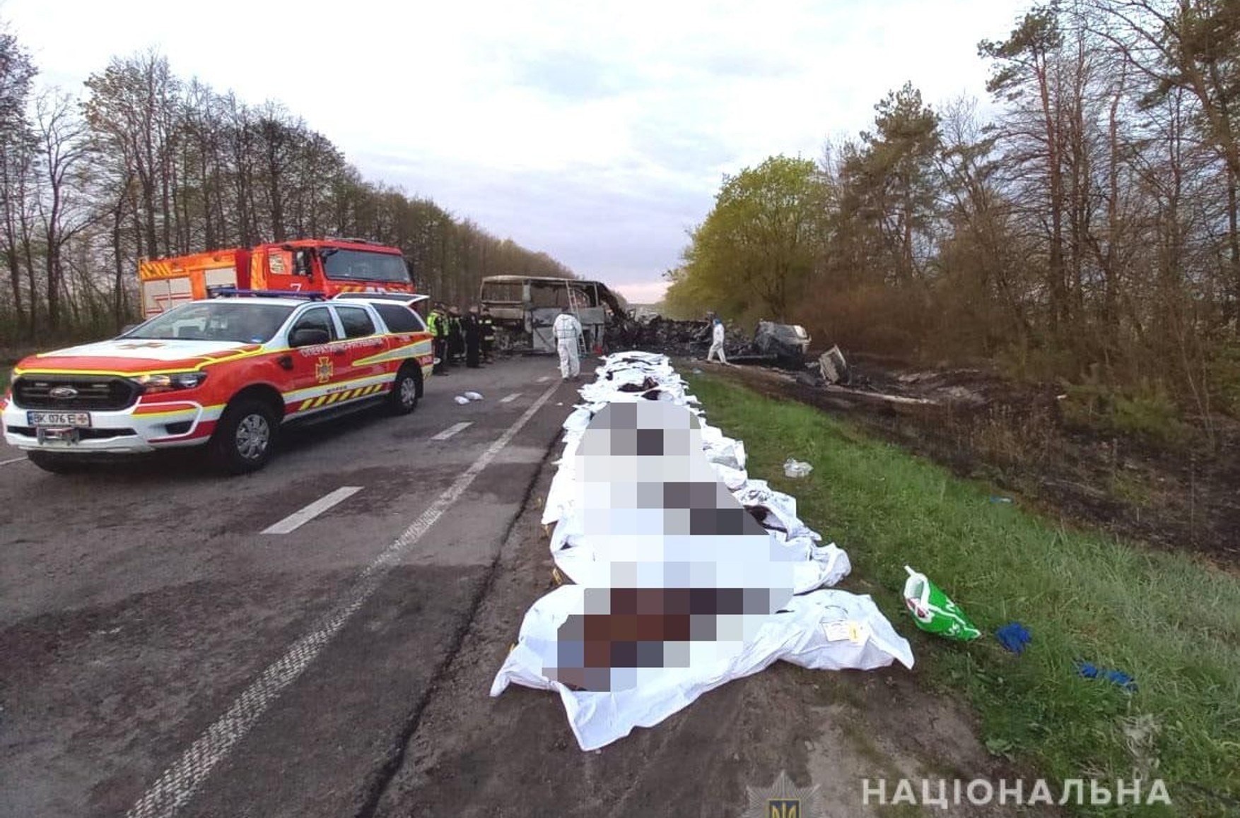 В аварии с автобусом и бензовозом в Ровенской области Украины погибли 26 человек. Водитель микроавтобуса обгонял по встречной полосе