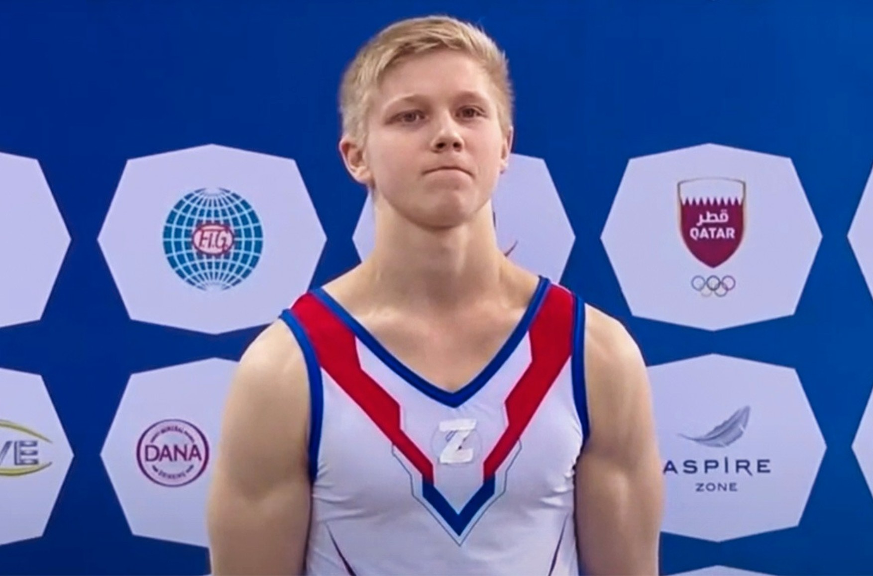 Российский гимнаст дисквалифицирован на год за букву Z на награждении. Он занял третье место, первым стал украинец
