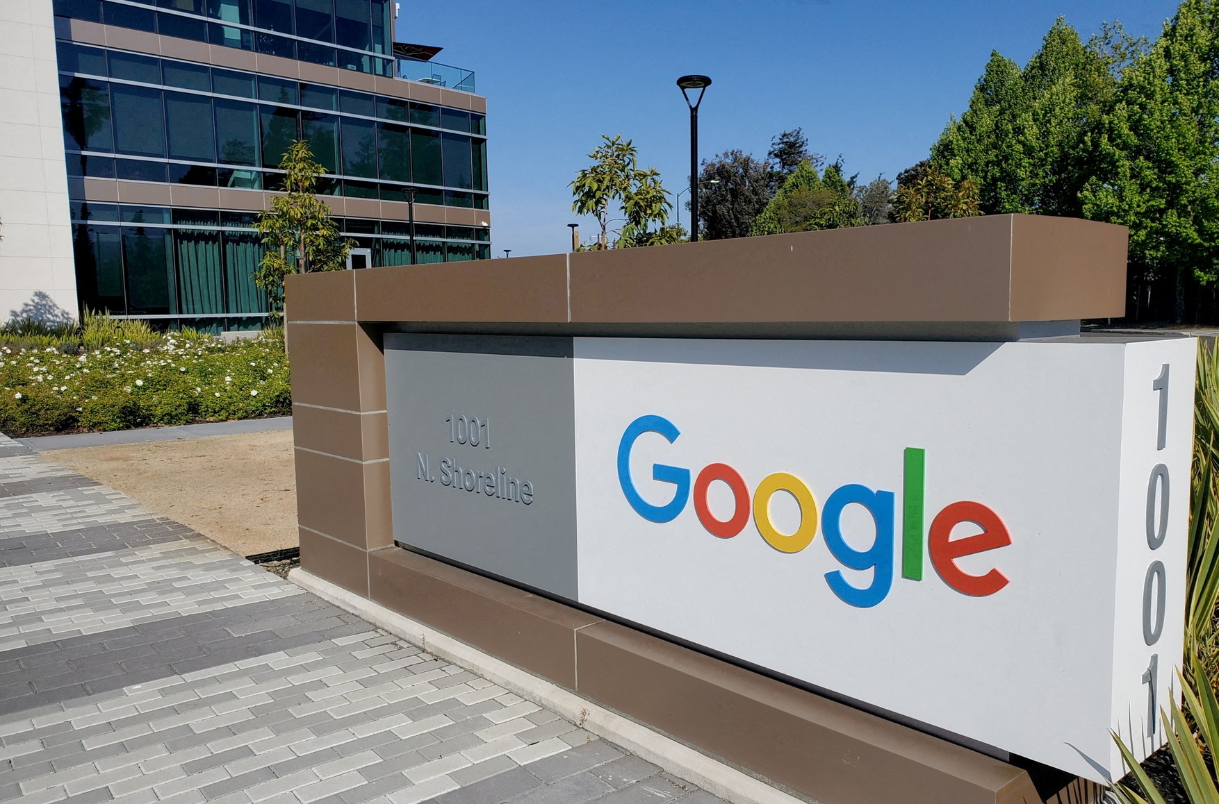 Google начал блокировать аккаунты попавших под санкции российских депутатов 