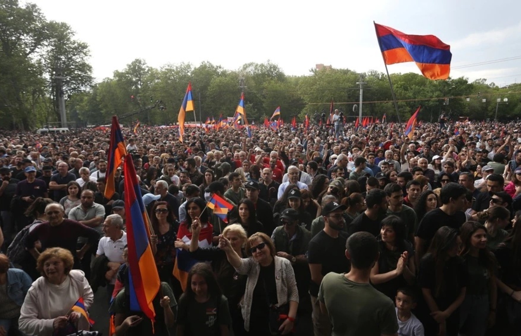 В Ереване многотысячная толпа протестующих перекрыла улицы и требует отставки Пашиняна. Полиция задержала 189 человек
