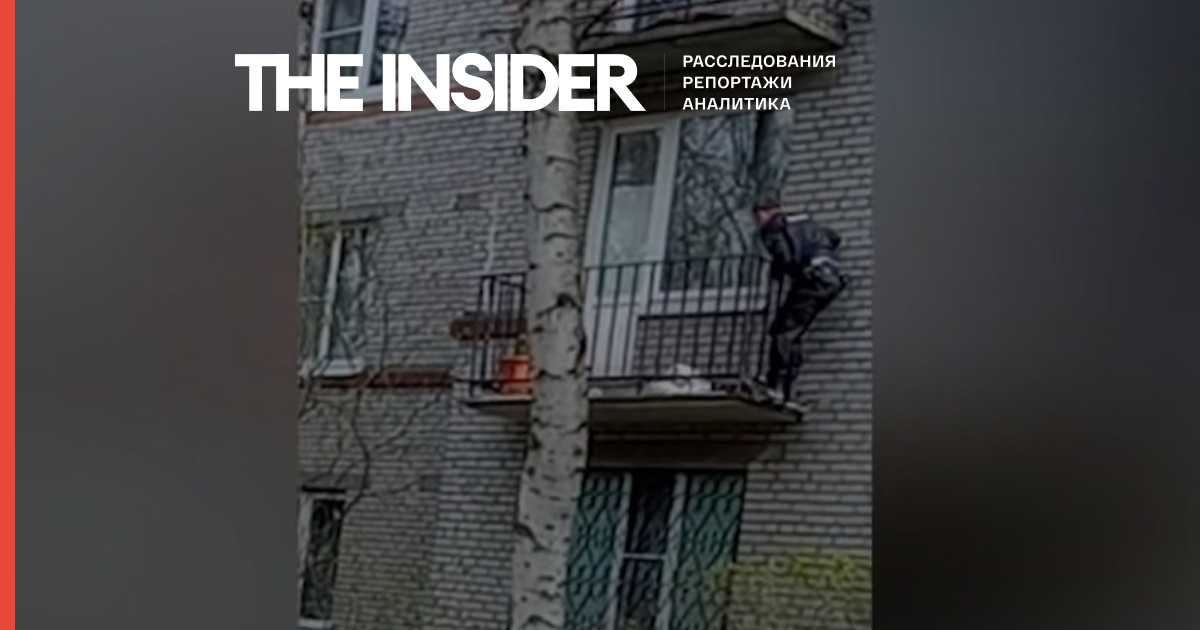 Петербурженку, к которой полицейский залез на балкон из-за звучавшей аудиозаписи о войне, оштрафовали по статье о «дискредитации» армии