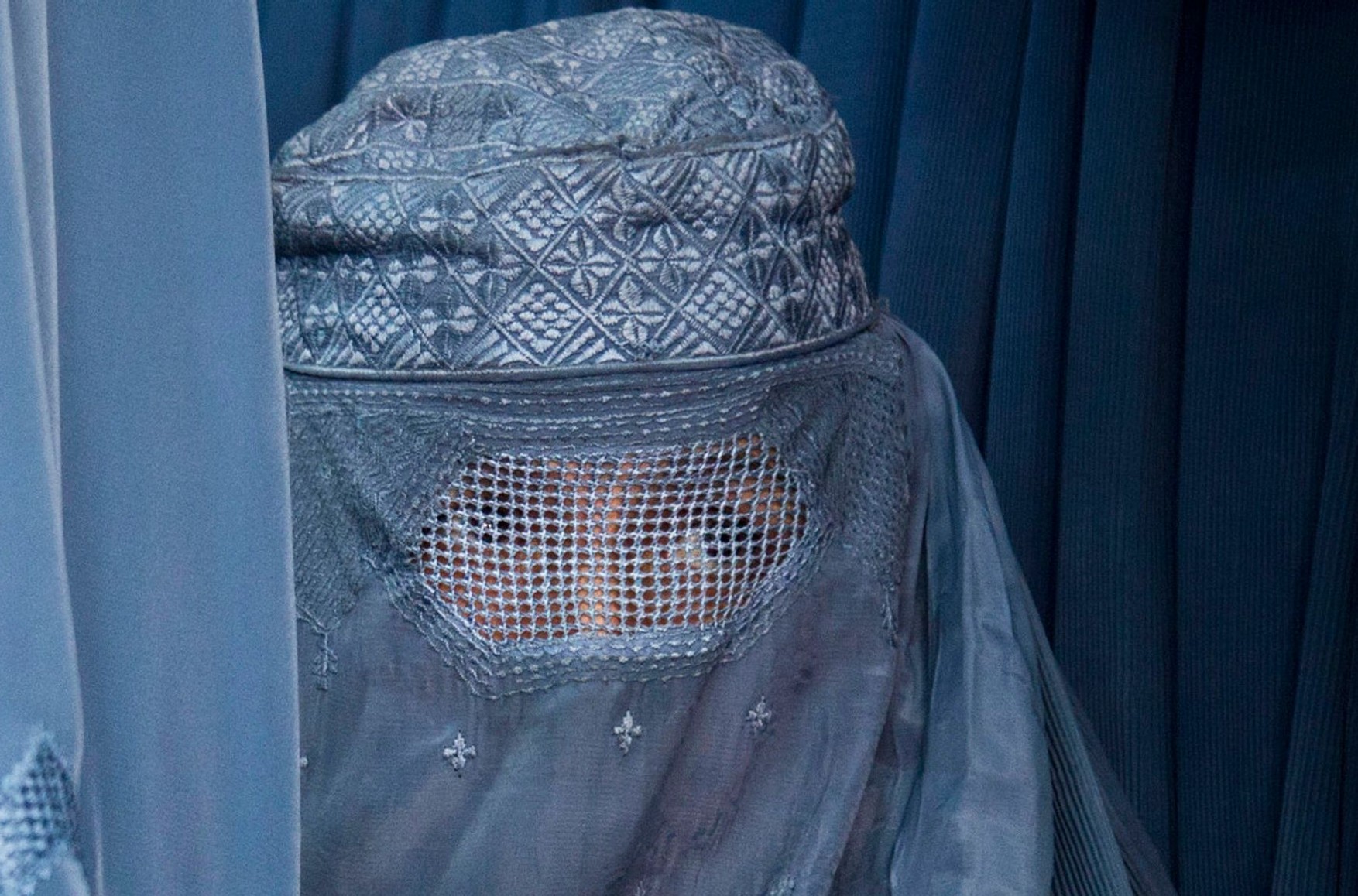 Талибы запретили жительницам Афганистана выходить на улицу без паранджи. За нарушение запрета грозят увольнением и арестом родственников