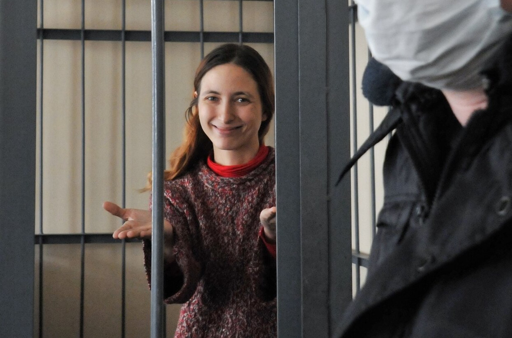 Арестованную за антивоенную акцию художницу Сашу Скочиленко перевели в другую камеру после ее жалоб на травлю
