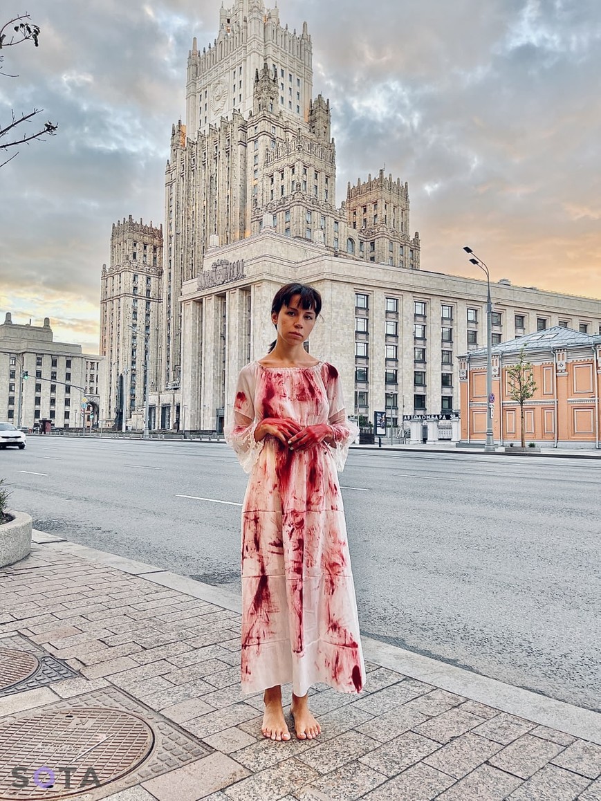 Активистка Наталья Перова госпитализирована из здания суда, где ее собирались судить за акцию «Нам не отмыться от крови»