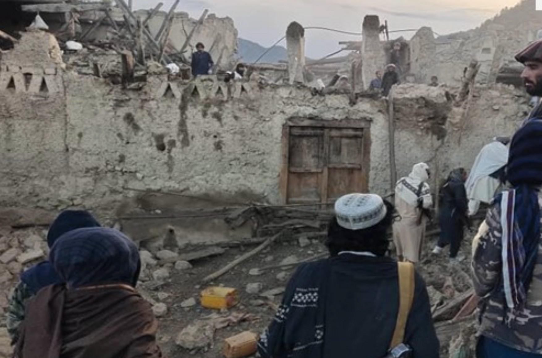 В Афганистане 280 человек погибли и 600 пострадали из-за мощного землетрясения — Bakhtar News Agency
